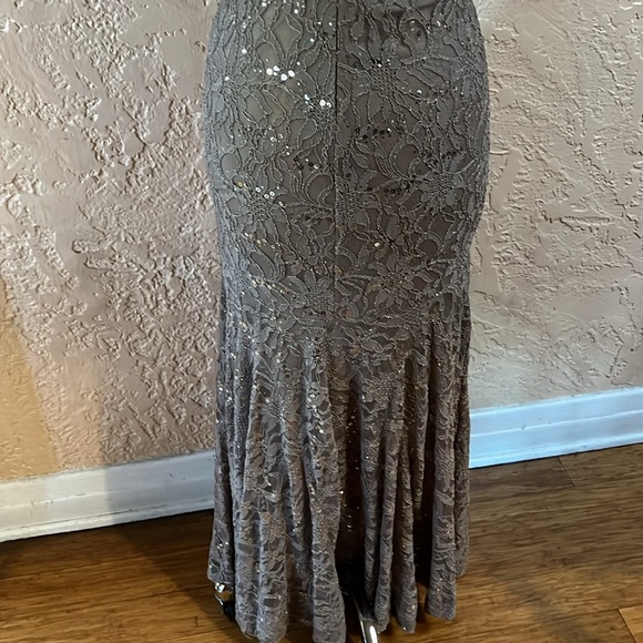 Windsor Mermaid Dress Size 3/4 (Small)
Gray Sequin Lace Maxi Prom wedding - Picture 6 of 7